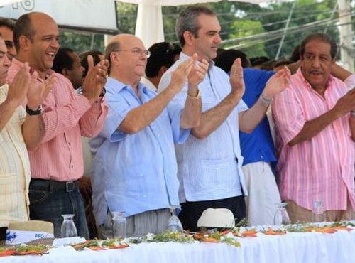 Abinader (second from the right) with Hipólito Mejía, Tavito Suberví and Fello Suberví