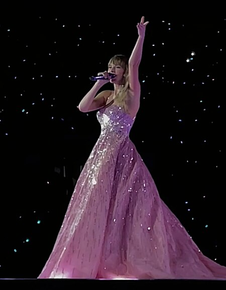 Tập_tin:Taylor_Swift_performing_"Enchanted"_on_The_Eras_Tour_(Tampa,_FL_-_Raymond_Jaymes_Stadium_-_April_2023).jpg