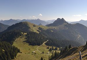 The Tegernsee plateau (left) from Schönberg.  Right Roßstein and Buchstein.