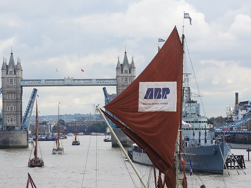 File:Thames barge parade - downstream - Victor 6773.JPG