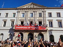 Titre de Champion de France de basket-ball 2017 Élan Chalon : l'équipe, le staff... avec le trophée de Champion de France sur le balcon de l'hôtel de ville de Chalon-sur-Saône.