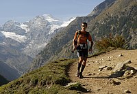 Arka planda Gran Paradiso ile Tor des Géants koşucuları