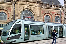 Le tramway, devant la gare.