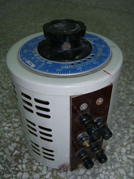 可调整输出电压的自耦变压器。