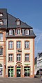 Trier, Fleischstraße 84: Gasthaus „Zum schwarzen Ochsen“; dreigeschossiger Mansardwalmdachbau mit aufwändigem Portal, bezeichnet 1766 (bis auf Keller und Fassade imitierender Neubau, 1930er Jahre); unter dem Vorderhaus überwölbter Einraumkeller