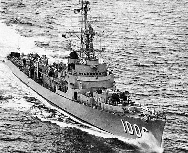 640px-USS_Dealey_%28DE-1006%29_underway_in_the_Atlantic_Ocean_on_28_May_1954.jpg