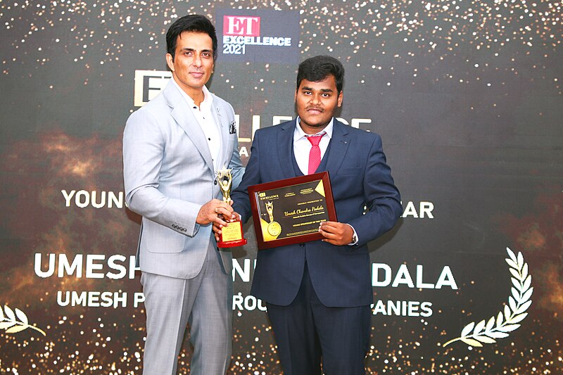 File:Umesh Padala with Sonu Sood.jpg