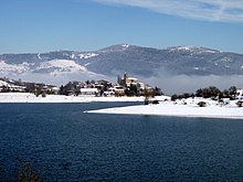 Imagen invernal del embalse alavés de Ullíbarri-Gamboa o del Zadorra, abastecedor de agua potable al Gran Bilbao y Vitoria