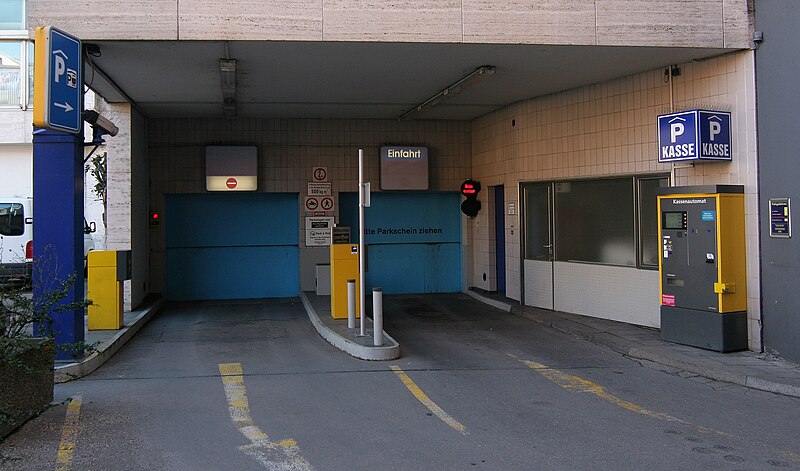 File:Vehicle lift Munich.jpg