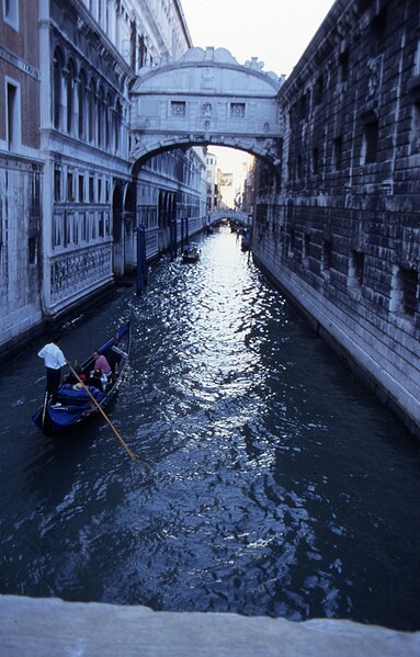 File:VenedigSeufzerbrückeUndGondel.jpg