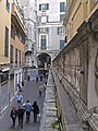 Italiano: Via di San Pietro della Porta, nel centro storico di Genova. L'archivolto visibile sul fondo della via si trova all'incirca nella posizione in cui un tempo vi era porta di San Pietro (appartenente alla cinta muraria del IX secolo).
