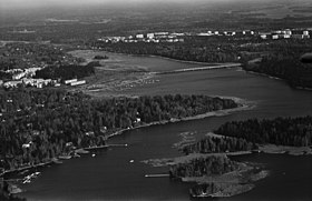 Vue aérienne du sud de Marjaniemi vers le nord-est. En avant-plan Harjakari, Pieni Koivusaari, Keskinen Koivusaari et Iso Koivusaari. Sur la gauche, la pointe orientale de Marjaniemi. Au milieu à gauche Puotila, Meripellontie et le port de plaisance. À droite Vartiokylänlahti et le pont de Vuosaari. En arrière-plan Vuosaari.