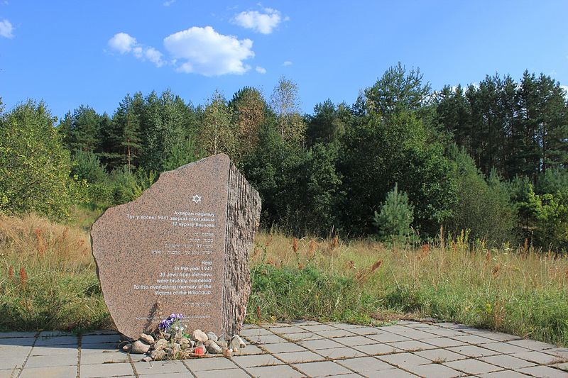 File:Vishnyeva Jewish Cemetery 1.JPG