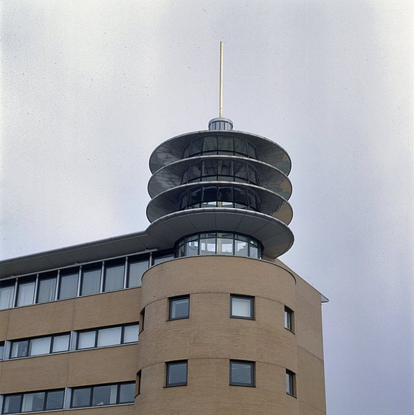 File:Voorgevel, detail hoektoren, spoorwegstation - Hilversum - 20342577 - RCE.jpg