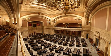 Sněmovna reprezentantů, také v Legislativní budově.  Názvy krajů jsou napsány přes střechu.