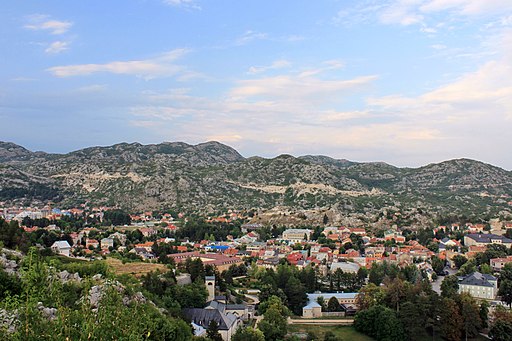 Blick vom Berg Orlov Krš nordostwärts auf Cetinje