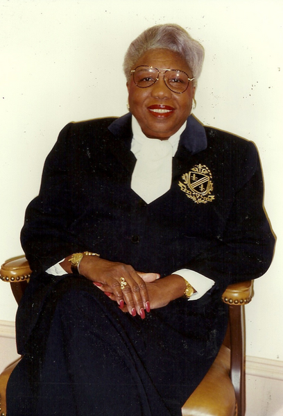 File:Willye Dennis sitting in blue blazer.png