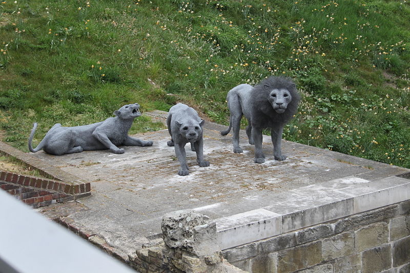 File:Wire animals at tower.jpg