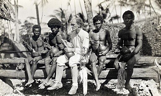 Etnograaf Bronislaw Malinowski met de inheemse bevolking op Kiriwina in 1918