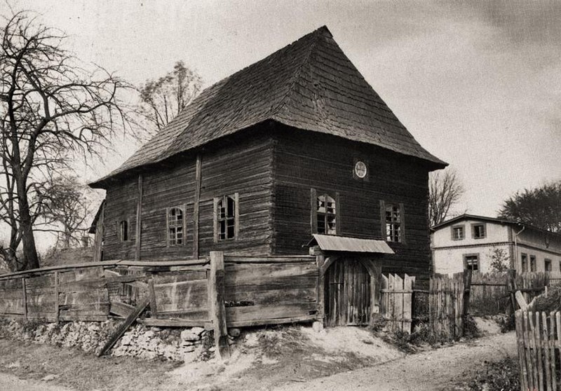 File:Wooden Synagogue in Cieszowa.jpg