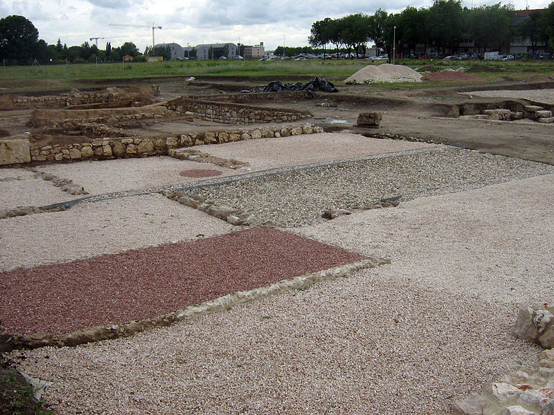 File:Yacimiento arqueológico de Complutum 1.jpg