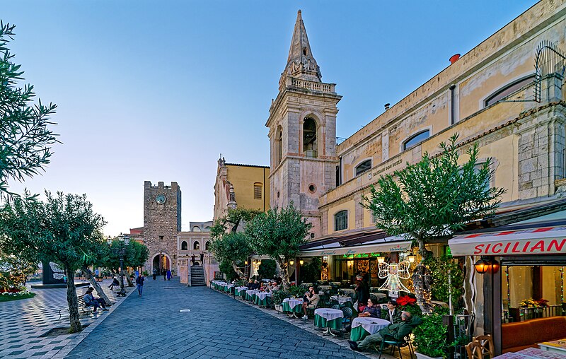 File:"Taormina ist eines der wichtigsten Touristenzentren Siziliens" 10.jpg