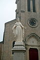 Statue de la Vierge devant l'église.