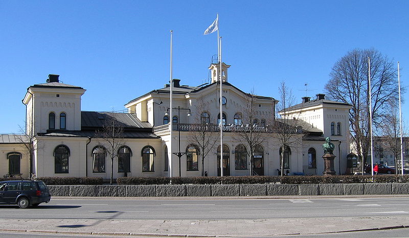 File:Örebro centralstation april 2010.JPG