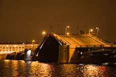 Биржевой мост ночью.jpg