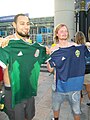 Шведский и мексиканский болельщик после матча обмениваются футболками. 27 июня 2018 года