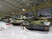 Tanques T-80 y T-90 en el edificio de tanques del museo