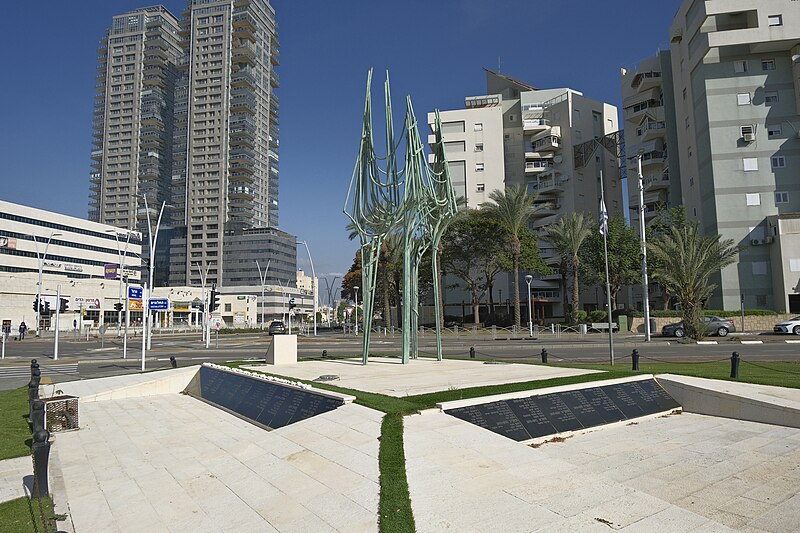 File:אנדרטה לזכר בני העיר שנפלו במערכות ישראל 01.jpg