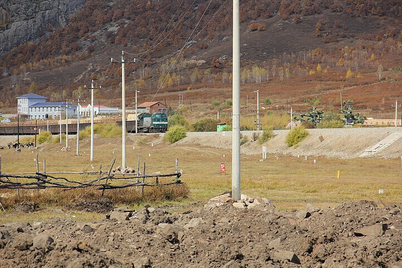 File:山脚下的列车 QQ696847 - panoramio.jpg