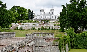 le Château de Charovka, classé[2] et son parc, classé[3] ;