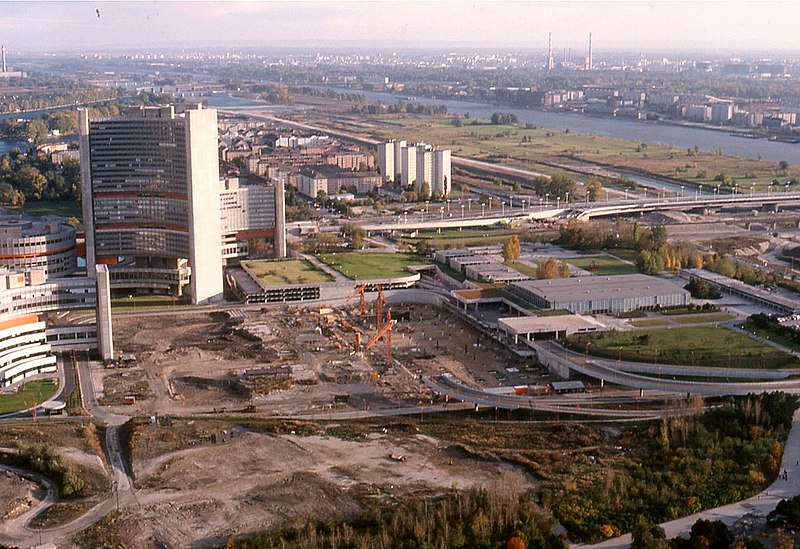 File:075R06181080 Donauturm, Blick vom Donauturm, UNO City, Donau, Reichsbrücke, rechts restliche Hallen der WIG 64.jpg