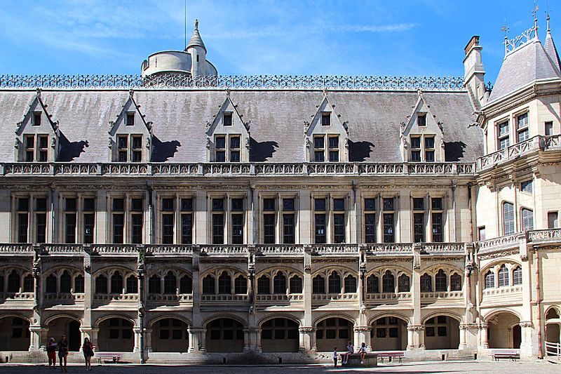 File:0 Château de Pierrefonds - Galerie et grand-corps de logis de la cour d'honneur (1).JPG