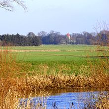 Sankt Jürgensland: Blick vom Bremer Wümmedeich zur St.-Jürgens-Kirche