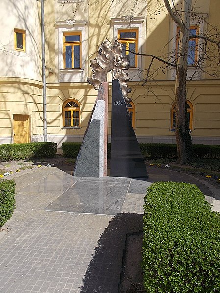 File:1956-os emlékmű, Kossuth tér, 2019 Mezőtúr.jpg