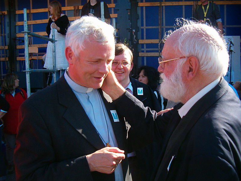 File:2007 05 18 Banneux - Jef Ulburghs met bisschop Patrick Hoogmartens (rp).jpg