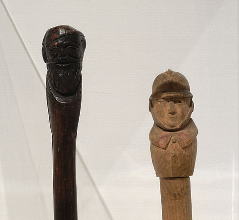 Canne de tranchée (France) et Matraque sculptée d'une tête de poilu avec casque Adrian (France).