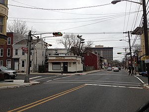 2014-12-20 14 48 45 Horizontally-mounted traffic lights at the intersection of Calhoun Street (Mercer County Route 653) and Spring Street in Trenton, New Jersey.JPG