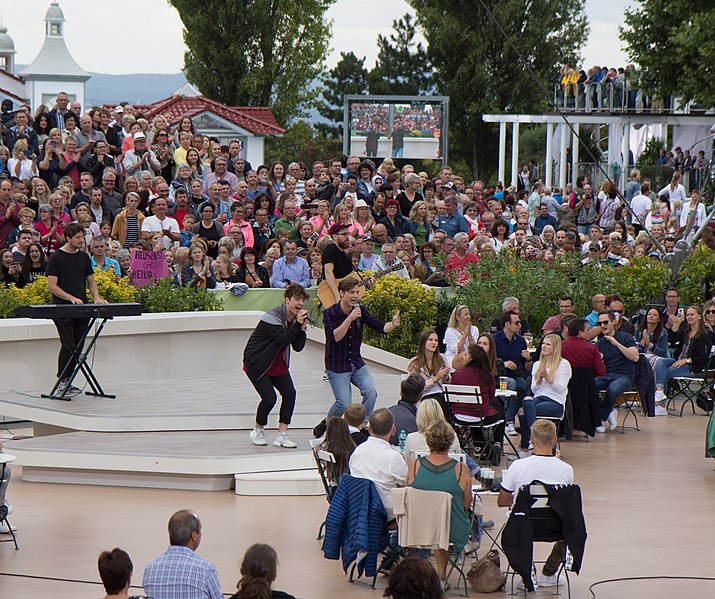 File:2018-09-02 ZDF Fernsehgarten Die Lochis-7953.jpg