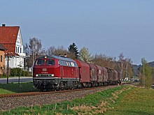 215 086 mit einem Güterzug bei Obererbach im Westerwald.