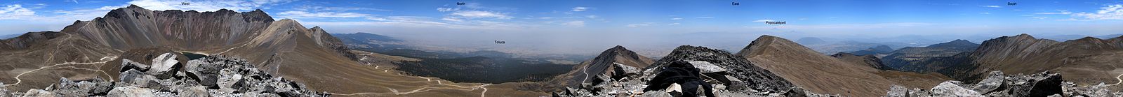 Panoramatický pohled z kráteru, 120 km na východ je Popocatépetl