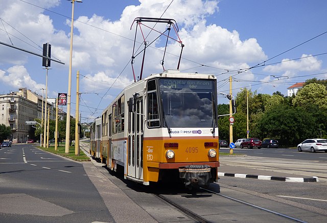 Tatra T5C5K villamos a Déli pályaudvarnál