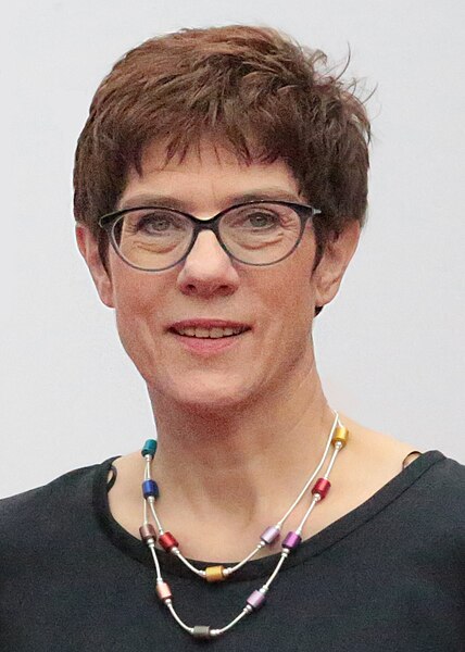 File:AV0A3388 Dr. Frauke Gerlach, Armin Laschet Annegret Kramp-Karrenbauer (Hintergrund retuschiert).jpg