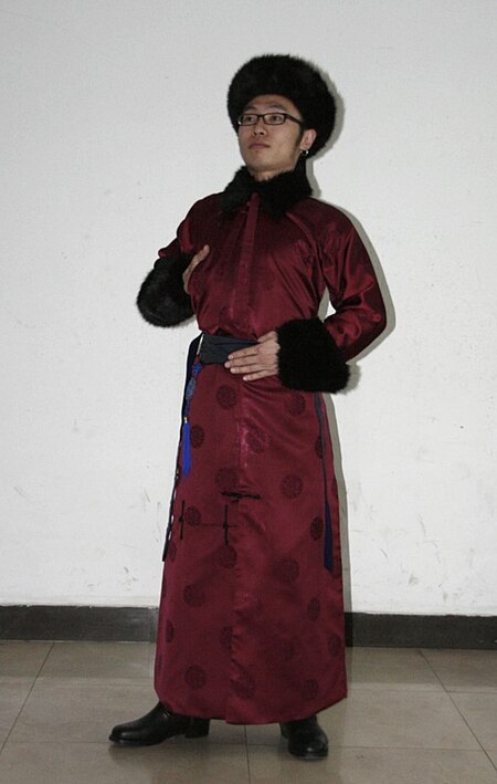 Tập tin:A Manchu young man dressed in traditional clothes.jpg