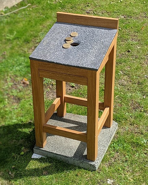 File:A Toad in the Hole table, at the Bent Arms in Lindfield (cropped).jpg