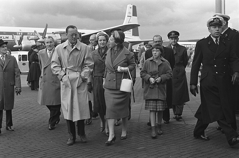 File:Aankomst van Prins Bernhard op Schiphol vanuit Zuid Amerika , Koninklijk gezelsc, Bestanddeelnr 910-7972.jpg