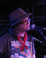 Aaron Lee Tasjan actuando en The Saint en Asbury Park, Nueva Jersey, el 8 de julio de 2014.